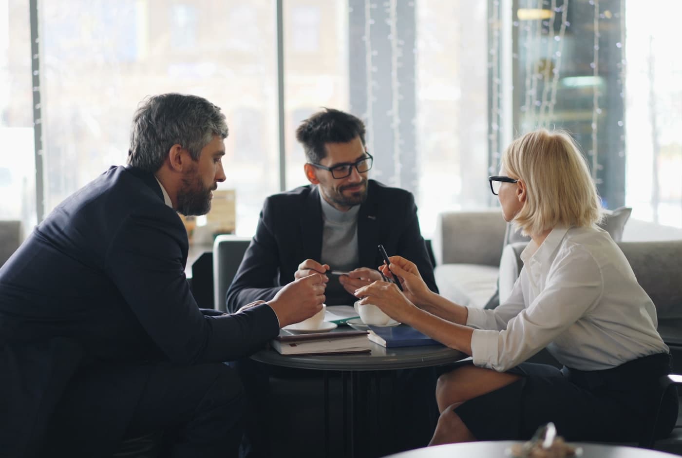 Consultores de Human Solutions en una reunión de asesoría con un cliente