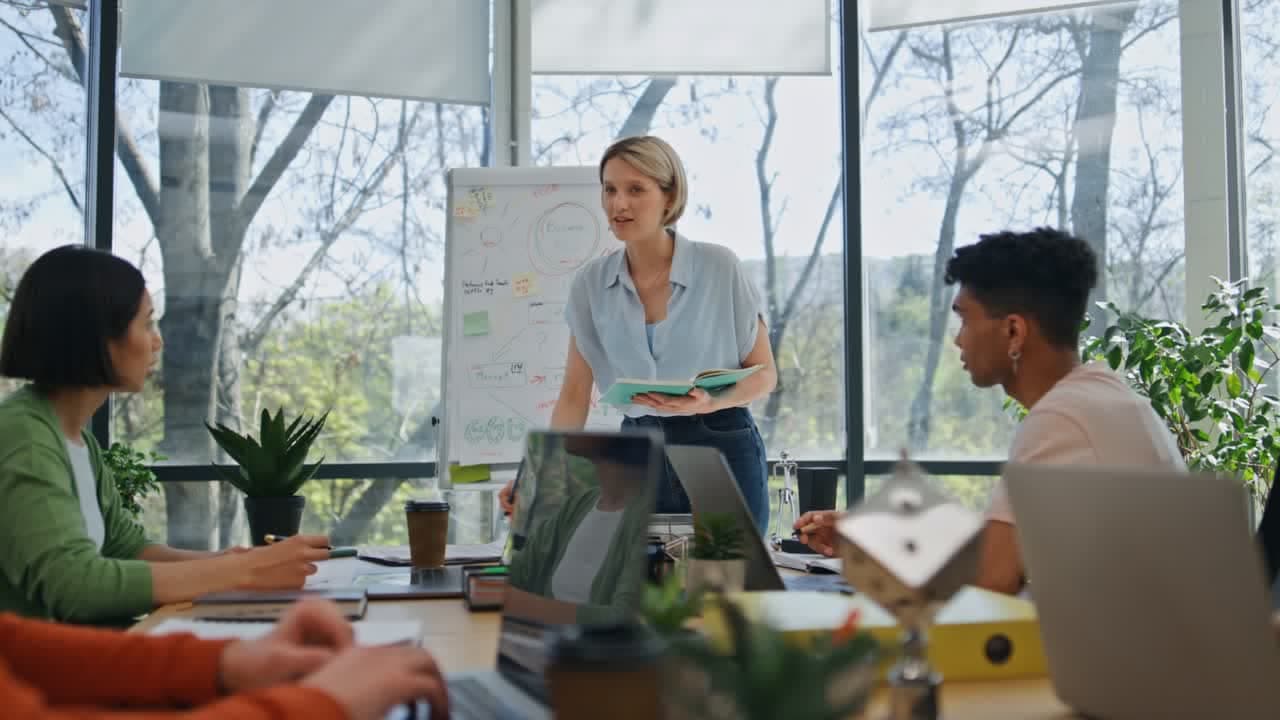 Equipo de consultoría en una reunión de trabajo
